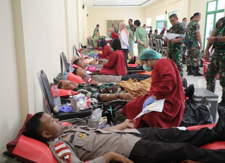 Photo of Perkuat Sinergitas TNI-Polri, Satbrimob Kalbar Ikut Donor Darah HUT ke-80 Polisi Militer