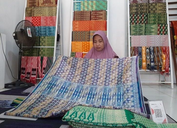Photo of Dari Pengungsi, Kini Kurniati Jadi Duta Tenun Kalbar