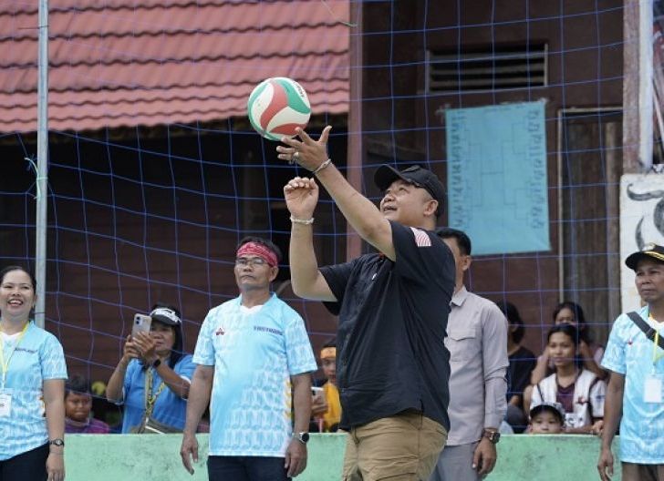 Photo of Bupati Buka Turnamen Bola Voli HUT ke-16 Desa Pengatapan Raya