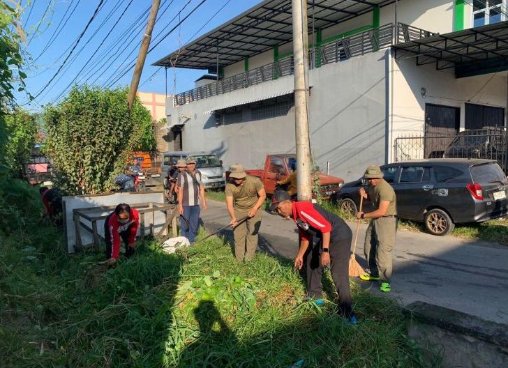 Photo of Turun Bersama Warga, Brimob Kalbar Bersihkan Lingkungan untuk Cegah Genangan di Singkawang