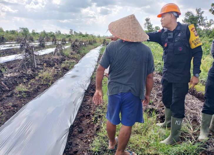 Photo of Waspadai Musim Kemarau, Brimob Kalbar Tingkatkan Patroli Di Titik Rawan Karhutla