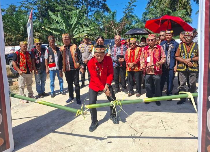 Photo of Rumah Adat Dayak Resmi Berdiri di Parindu, Polri Hadir Jaga Kelancaran Acara