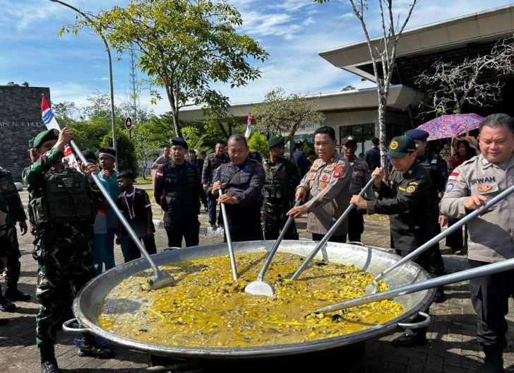 Photo of Wujud Kehadiran Polri di Tengah Masyarakat, Brimob Kalbar Ikuti Kegiatan Sosial di PLBN Aruk