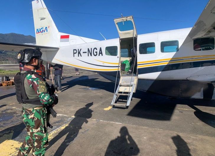 Photo of Satgas Korpasgat Kawal Keberangkatan Tersangka KKB dari Ilaga ke Timika