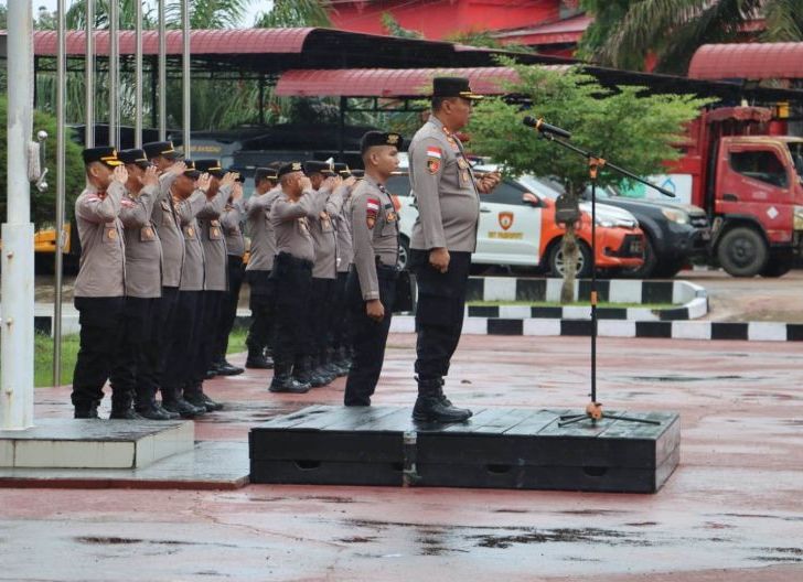 Photo of Kapolres Sanggau Tekankan Integritas dan Pelayanan Prima kepada Masyarakat saat Pimpin Apel Pagi