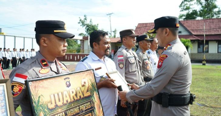 Polres Bengkayang Beri Penghargaan Desa dan Personel Penggerak Ketahanan Pangan