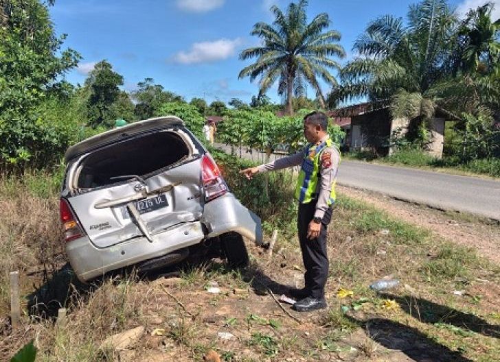 Photo of Lima Kendaraan Terlibat Kecelakaan Beruntun di Ambawang