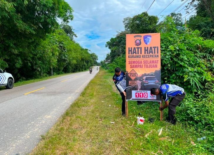 Photo of Satlantas Polres Sanggau Perkuat Kesadaran Berlalu Lintas, Banner Kamseltibcar Dipasang di Sejumlah Titik Strategis