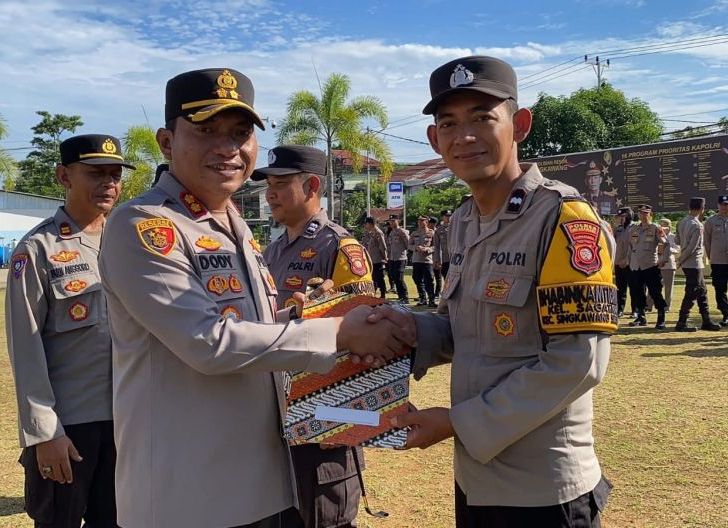 Photo of Polres Singkawang Berikan Penghargaan kepada Bhabinkamtibmas Berprestasi