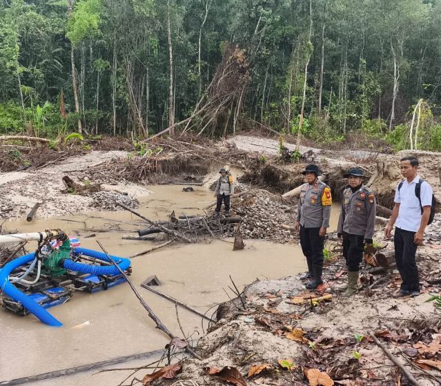 Kapolsek Meliau Pimpin Langsung Sosialisasi dan Pemasangan Banner Anti PETI