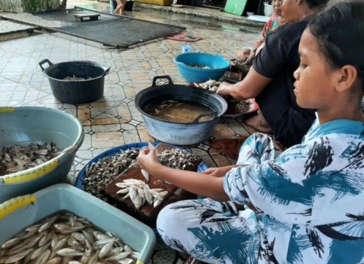 Photo of Dari Rumah Kak Ros, Ikan Asin Itu Menjadi Harapan