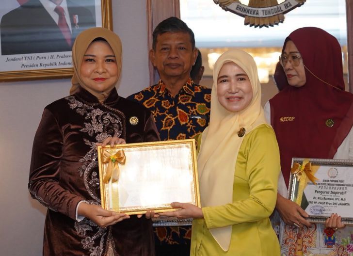Photo of Komitmen Bangun Pendidikan Anak, Windy Prihastari Dapat Penghargaan Nasional