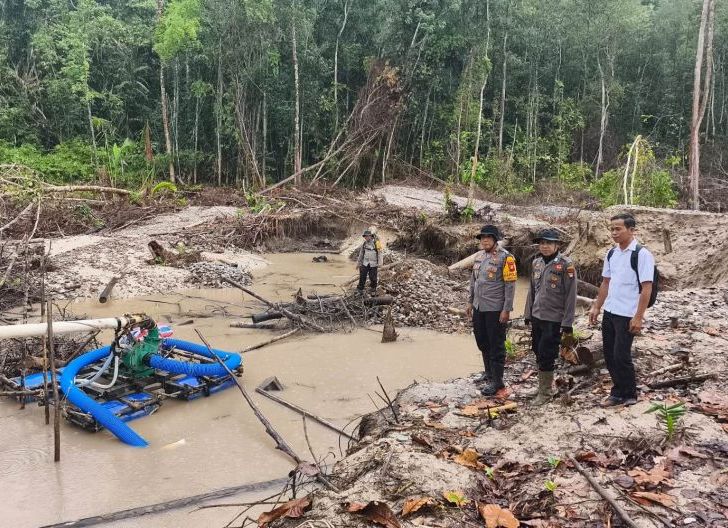 Photo of Kapolsek Meliau Pimpin Langsung Sosialisasi dan Pemasangan Banner Anti PETI