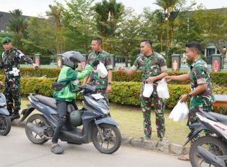 Wujud Kepedulian Sesama, Kodam XII/Tpr Bagikan Nasi Kotak dalam Aksi Jumat Berkah