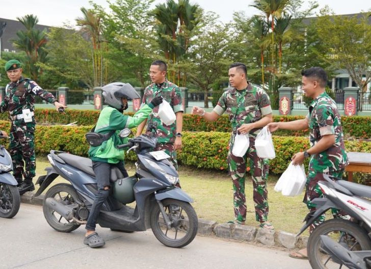 Photo of Wujud Kepedulian Sesama, Kodam XII/Tpr Bagikan Nasi Kotak dalam Aksi Jumat Berkah