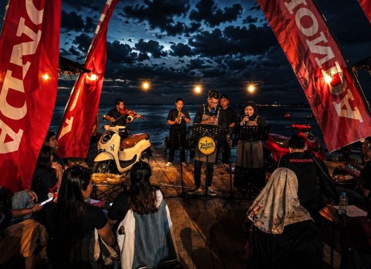 Photo of Astra Motor Kalbar Ajak Pengguna Scoopy Singkawang Nikmati Riding Bersama Pasangan demi Romantisme di Tepi Pantai