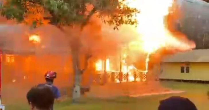 Diduga Akibat Korsleting Listrik, Sebuah Rumah di Sanggau Hangus Terbakar
