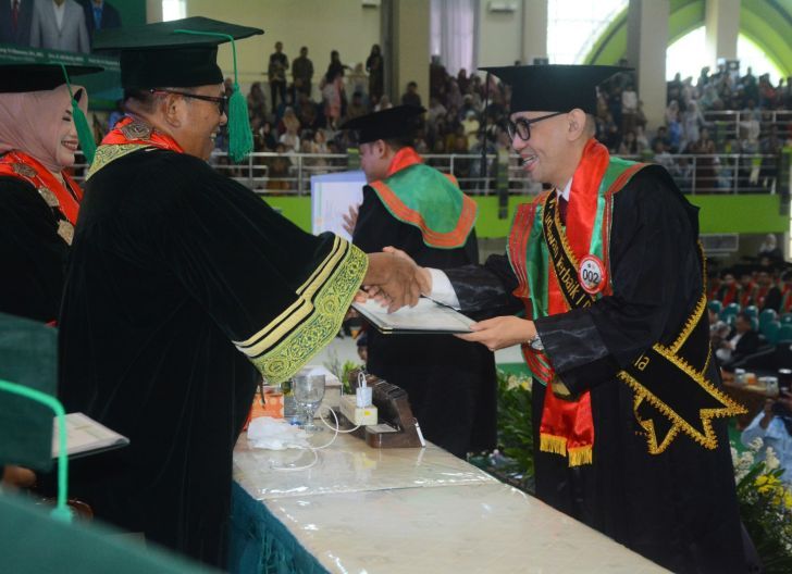 Photo of Dekan Fakultas Hukum UM Pontianak Raih Predikat Wisudawan Terbaik PDIH UNISSULA