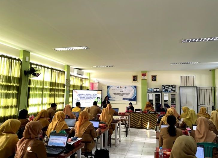 Photo of Tim PKM UPB Kenalkan Canva AI kepada Guru SMAN 11 Pontianak