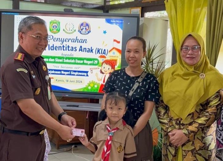 Photo of Kejari Singkawang Fasilitasi Penyerahan KIA ke Siswa SDN 29