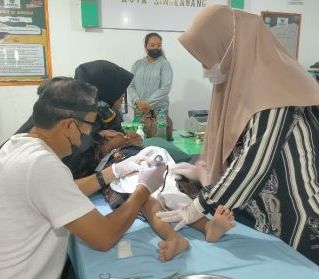 Baznas Singkawang Khitan 107 Anak, Salah Satunya Muallaf