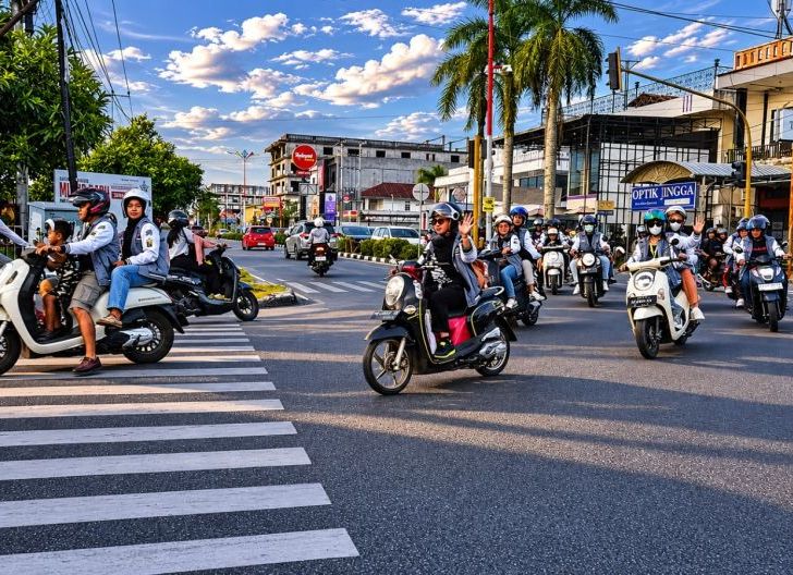 Photo of Pengguna Scoopy Singkawang Nikmati Riding Bersama Pasangan Romantis di Tepi Pantai Berkat Astra Motor Kalbar