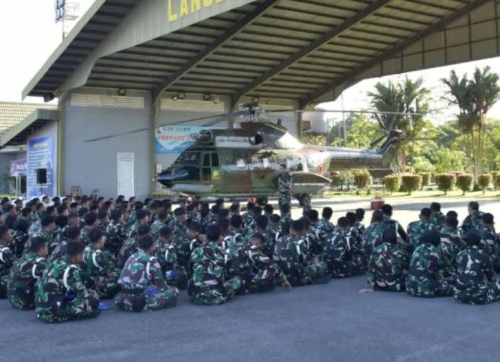 Photo of Jam Komandan, Danlanud Supadio Tekankan Disiplin, Keselamatan Kerja, dan Profesionalisme Personel