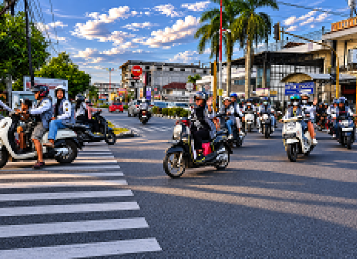 Photo of Romantis di Jalur Pesisir, Pengguna Scoopy Singkawang Riding Bersama Pasangan 