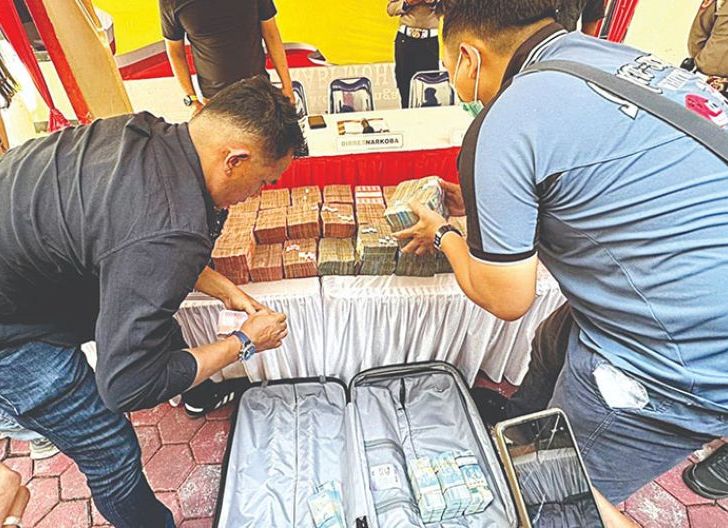 Photo of Dua Hari Edarkan Narkoba, Tersangka Raup Rp3,8 Miliar, Polda Kalbar Bongkar Jaringan Narkoba Lintas Negara