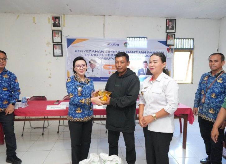 Photo of Karolin Himbau Warganya Tak Usah Ribut Soal Bantuan