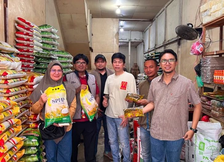 Photo of Stok Cukup! BULOG Kalbar Pastikan Beras SPHP dan MINYAKITA Terjangkau di Pasar