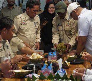Kunjungi Sekretariat DPW Tani Merdeka Indonesia Kalbar, Sudaryono Apresiasi Hasil Kebun Lokal dan Kekompakan Pengurus