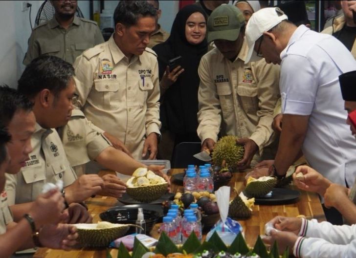 Photo of Kunjungi Sekretariat DPW Tani Merdeka Indonesia Kalbar, Sudaryono Apresiasi Hasil Kebun Lokal dan Kekompakan Pengurus