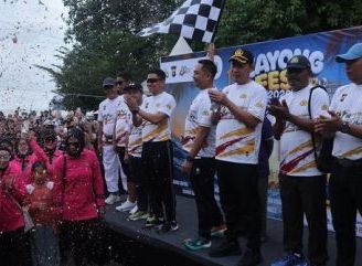 Ribuan Warga Meriahkan Jalan Sehat Hari Jadi Kayong Utara ke-19 dan Hari Bhayangkara ke-80