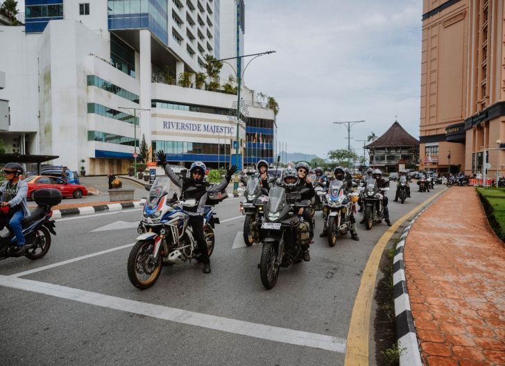 Photo of Honda Big Bos 2026 Melewati Bumi Khatulistiwa saat Sukses Menjelajah Tiga Negara Melalui Touring Internasional