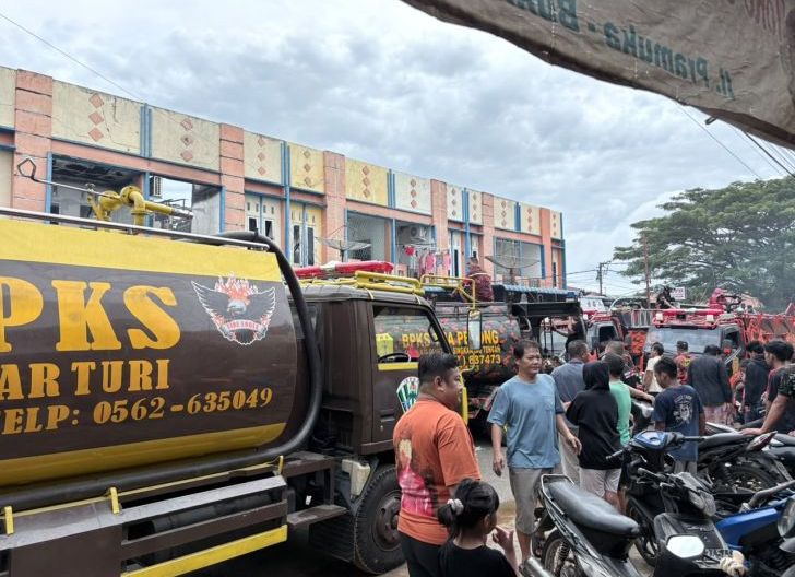 Photo of Empat Ruko di Jalan Pramuka Singkawang Terbakar