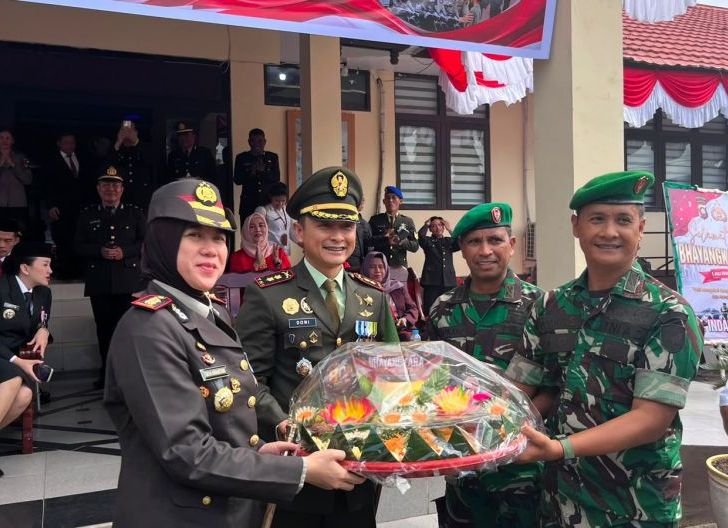 Photo of Wujud Sinergitas TNI-Polri untuk Negeri, Dandim 1210/Landak Hadiri Upacara dan Syukuran Hari Bhayangkara Ke-80 Tahun 2026