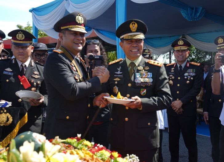 Photo of Sinergitas Tanpa Batas, Pangdam XII/Tpr Beri Kejutan Tumpeng di HUT ke-80 Bhayangkara
