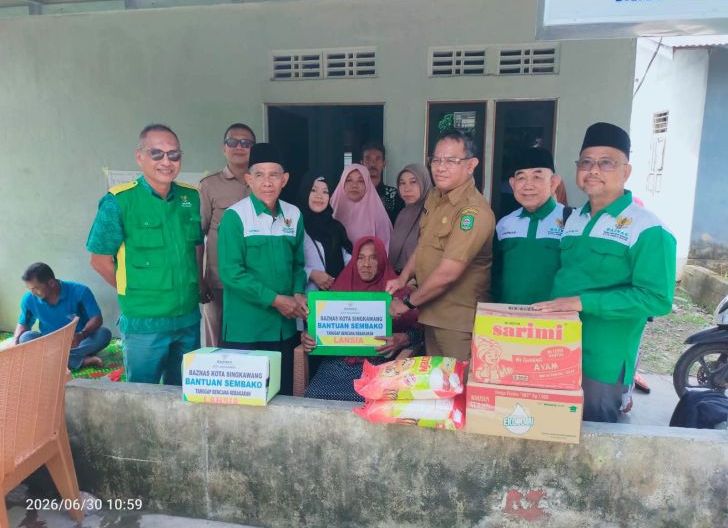 Photo of Baznas Singkawang Beri Bantuan Sembako dan Santunan Kepada Korban Kebakaran