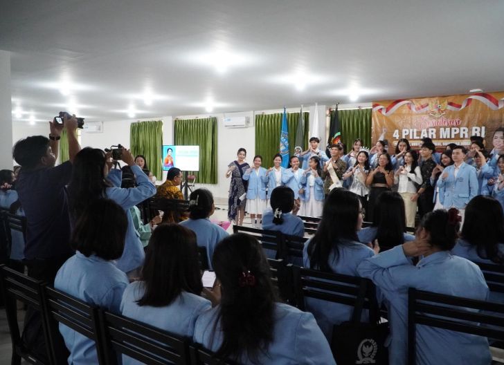 Photo of Maria Goreti Ajak Mahasiswa Unika Santo Agustinus Hippo Menjadi Pemimpin Berkarakter Melalui Internalisasi Empat Pilar Kebangsaan