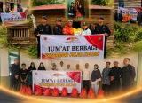 Photo of Program Jum'at Berbagi, Brimob Kalbar Tebar Kepedulian Lewat Bantuan kepada Warga di Sejumlah Daerah
