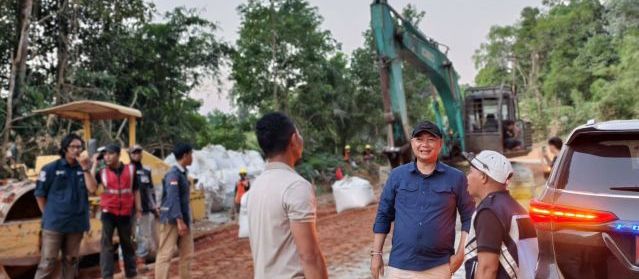 Kawal Pembangunan Infrastruktur, Bupati Tinjau Langsung Progres Peningkatan Jalan Provinsi di Kekura