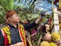 Hadiri Ritual Menjangkap Buah di Penyarang, Bupati Ketapang Tegaskan Komitmen Lestarikan Budaya
