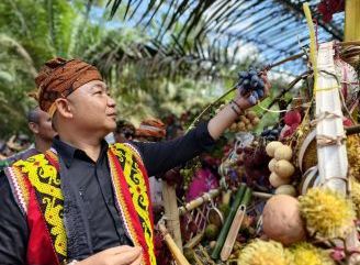 Hadiri Ritual Menjangkap Buah di Penyarang, Bupati Ketapang Tegaskan Komitmen Lestarikan Budaya