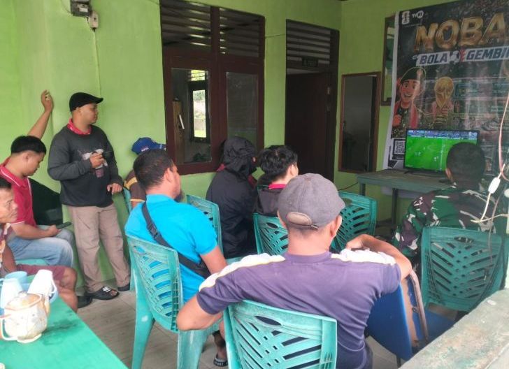 Photo of Nobar Piala Dunia Jadi Ajang Kebersamaan TNI dan Warga di Koramil 1210-02/Mempawah Hulu
