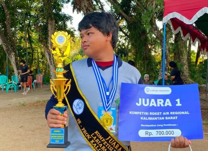 Photo of Qonit Akrom Romadhon Sabet Juara 1 Kompetisi Roket Air Regional Kalimantan Barat, Harumkan Nama MAN 1 Pontianak