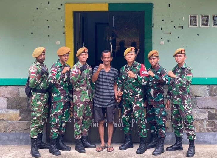 Photo of Pendekatan Humanis Berbuah Kepercayaan: Warga Perbatasan Sukarela Serahkan Senjata Api Rakitan ke Satgas Yonarmed 19/Bogani