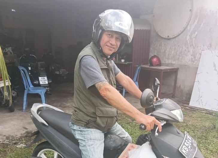 Photo of Wujud Perhatian kepada Anggota, Ketua FRKP Turun Langsung Serahkan Bantuan kepada Anton Kribo yang Tertimpa Musibah