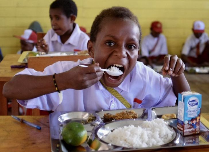 Photo of Komitmen Pemerintah Perkuat Evaluasi Berkala demi Optimalisasi MBG di Papua