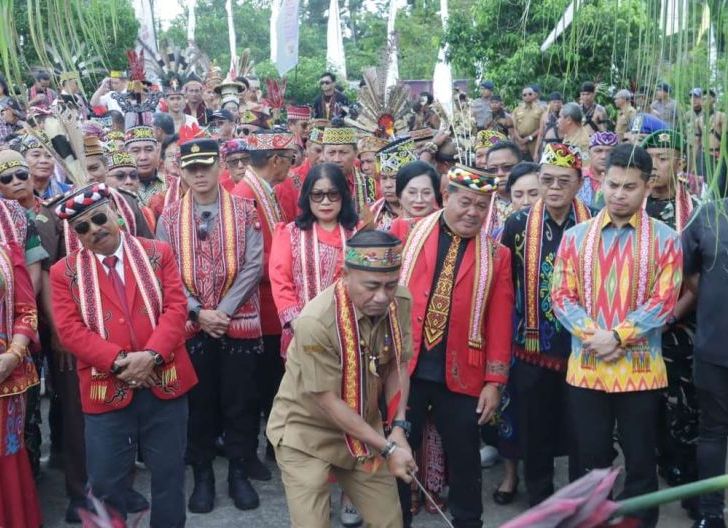 Photo of Wakapolres Sanggau Hadiri Pembukaan Gawai Adat Dayak Nosu Minu Podi XXII, Wujud Sinergi Polri Mengawal Pelestarian Budaya dan Persatuan